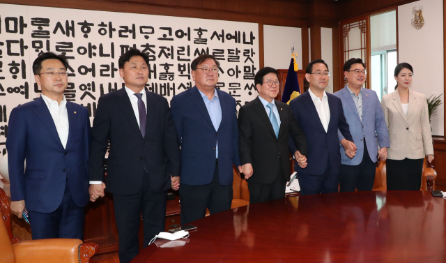 더불어민주당 박성준 원내대변인(왼쪽부터), 김영진 원내총괄수석부대표, 김태년 원내대표, 박병석 국회의장, 미래통합당 주호영 원내대표, 김성원 원내수석부대표, 배현진 원내대변인이 28일 국회 의장실에서 원구성 협상을 위해 만나고 있다. 연합뉴스