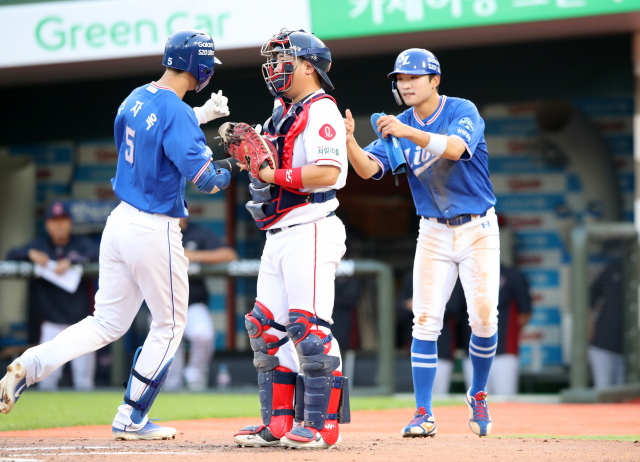 삼성라이온즈 구자욱이 28일 부산 사직구장에서 열린 롯데자이언츠와의 주말 3차전에서 홈런을 치고 박해민과 세리머니를 하고 있다. 삼성라이온즈 제공