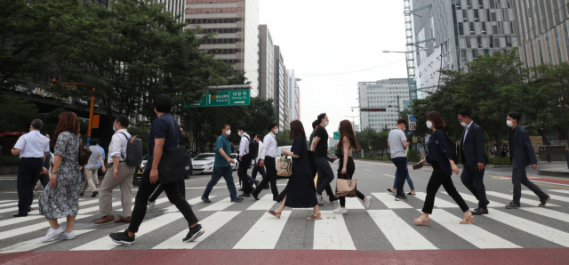 신종 코로나바이러스 감염증(코로나19) 전염이 계속되는 가운데 29일 오전 서울 여의도역 인근에서 시민들이 마스크를 쓰고 출근하고 있다. 연합뉴스