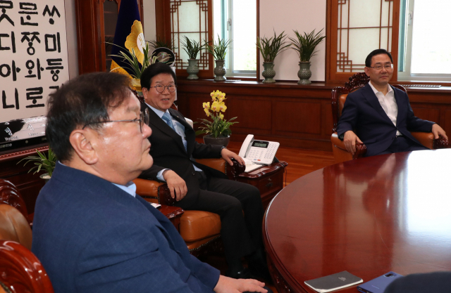 박병석 국회의장(가운데), 더불어민주당 김태년 원내대표(왼쪽), 미래통합당 주호영 원내대표가 28일 국회 의장실에서 원구성 협상을 위해 만나고 있다. 연합뉴스