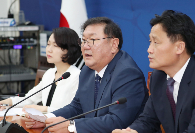 더불어민주당 김태년 원내대표가 29일 국회에서 국회의장과 여야 원내대표단 간 개원 협상이 결렬된 뒤 기자간담회를 열고 있다. 연합뉴스