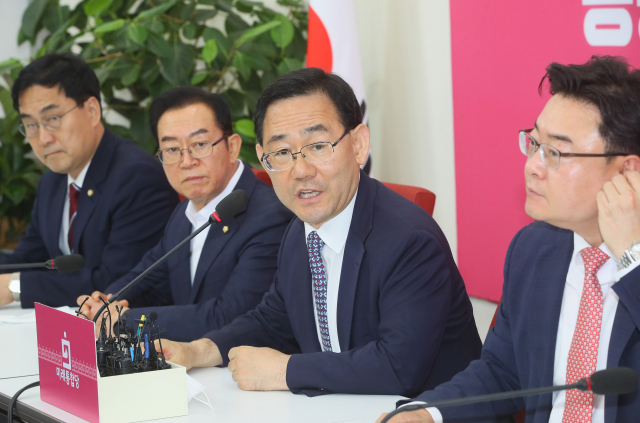 여야간 개원협상이 결렬된 뒤 미래통합당 주호영 원내대표가 29일 국회에서 기자간담회를 갖고 협상 결렬에 관해 설명하고 있다. 연합뉴스