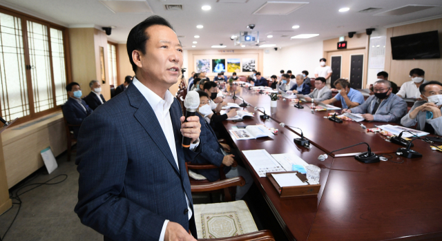 구인모 경남 거창군수가 29일 군청에서 기자간담회를 열고 취임 2주년 성과와 후반기 비전에 대해 설명하고 있다. 거창군 제공