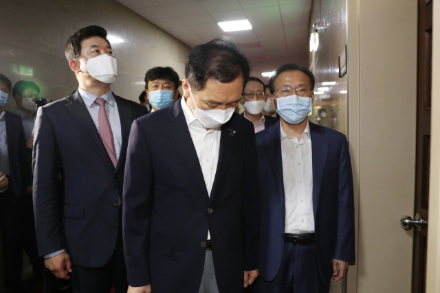 미래통합당 중진의원들이 29일 오후 여당의 상임위원장 독점과 관련해 서울 여의도 국회 국회의장실을 항의 방문하고 있다. 연합뉴스