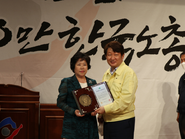 진덕수(사진 왼쪽) 대홍코스텍 회장이 권영진 대구시장으로부터 대구시 산업평화대상을 수상하고 있다. 대홍코스텍 제공