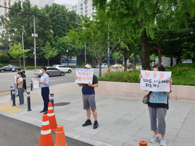 대구 달서구 A아파트 주민들이 관리사무소가 장기수선충당금을 유용했다고 주장하며 달서구청에 관리소장 처벌을 촉구하고 있다. 박상구 기자