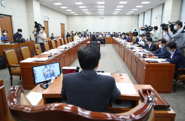 29일 오후 국회 기획재정위원회 전체회의에 미래통합당 의원들이 불참해 자리가 비어 있다. 연합뉴스