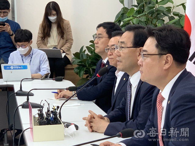 29일 여야간 국회 개원 협상이 결렬된 뒤 주호영 미래통합당 원내대표가 국회에서 기자간담회를 갖고 협상 결렬에 대해 설명하고 있다. 홍준표 기자