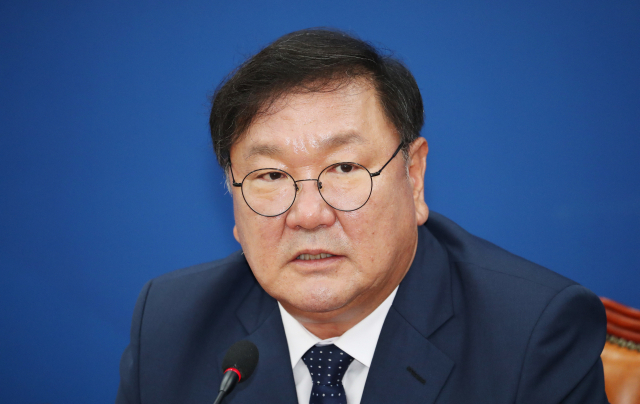 더불어민주당 김태년 원내대표가 29일 국회에서 국회의장과 여야 원내대표단 간 개원 협상이 결렬된 뒤 기자간담회를 열고 있다. 연합뉴스