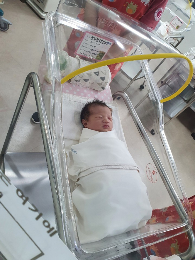 권하린(37)‧김경모(40) 부부 첫째 딸 복동이(3.1kg) 6월 17일 출생