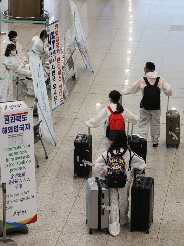 지난 3일 오후 인천국제공항 1터미널에 마련된 해외입국자 전용대기소에서 입국자들이 차례를 기다리고 있다. 연합뉴스
