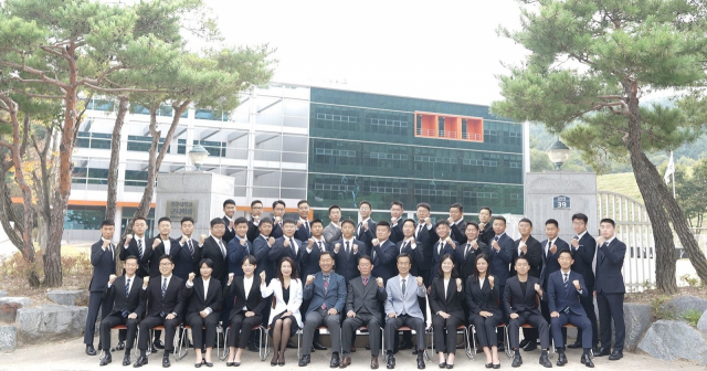 경운대 군사학과 6기 졸업생들이 기념촬영을 하고 있다. 경운대 제공