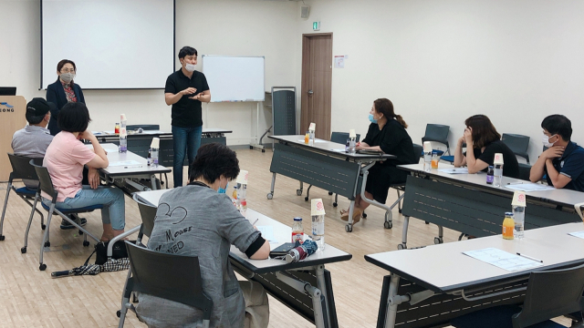 수성구청소년상담복지센터가 범어도서관에서 위기청소년 가정 부모를 대상으로 부모교육을 진행하고 있다.