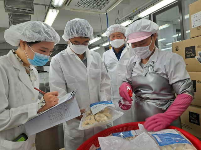 대구시교육청 간부 공무원들이 식중독 예방을 위해 학교급식 현장을 특별 점검 중이다. 지난달 30일 배성근 대구시부교육감(왼쪽에서 두 번째)이 수성구 오성중학교를 방문, 학교급식 현장을 점검하는 모습. 대구시교육청 제공