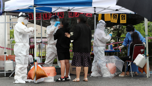 지난달 30일 오전 대전시 동구 가오동 동구보건소에 마련된 신종 코로나바이러스 감염증(코로나19) 선별진료소에서 확진자와 접촉한 초등학생들이 검사받고 있다. 연합뉴스