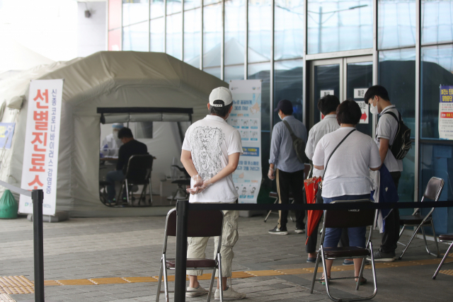 30일 오전 광주 남구청 선별진료소에 시민들이 코로나19 검사를 받기 위해 순서를 기다리고 있다. 광주에선 지난 27일 이후 코로나19 확진이 이어지며 지역감염 확산 우려가 커지고 있다. 연합뉴스