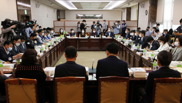 1일 오전 정부서울청사에서 제4차 최저임금위원회 전원회의가 진행되고 있다. 연합뉴스