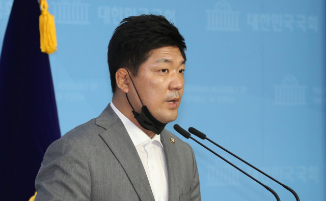 미래통합당 이용 의원이 1일 오전 서울 여의도 국회 소통관에서 트라이애슬론 고 최숙현 선수 사망 사건에 대한 관계기관의 철저한 조사를 촉구하는 기자회견을 하고 있다. 연합뉴스