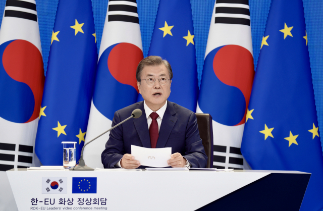 문재인 대통령이 30일 청와대에서 유럽연합(EU)의 샤를 미셸 정상회의 상임의장, 우르줄라 폰데어라이엔 집행위원장과 화상 정상회담을 하고 있다. 연합뉴스