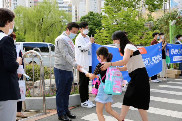 1일 류구하 중구청장은 남산초등학교에서 학생들의 교통안전을 위해 캠페인을 실시했다. 중구청 제공
