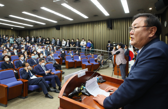 더불어민주당 김태년 원내대표가 1일 국회에서 열린 정책 의원총회에서 발언하고 있다. 연합뉴스