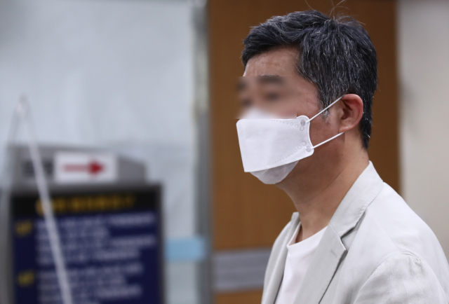 허위소송과 채용비리 혐의 등으로 재판에 넘겨진 조국 전 법무부 장관의 동생 조권 전 웅동학원 사무국장이 1일 서울 서초구 서울중앙지방법원에서 열린 속행 공판에 출석하고 있다. 연합뉴스