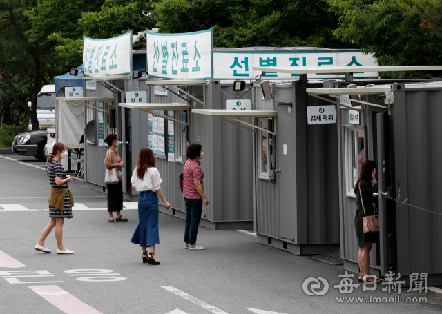 지난 1일 코로나19 검사를 위해 대구의료원 선별진료소를 방문한 시민들이 진료를 기다리고 있다. 우태욱 기자 woo@imaeil.com