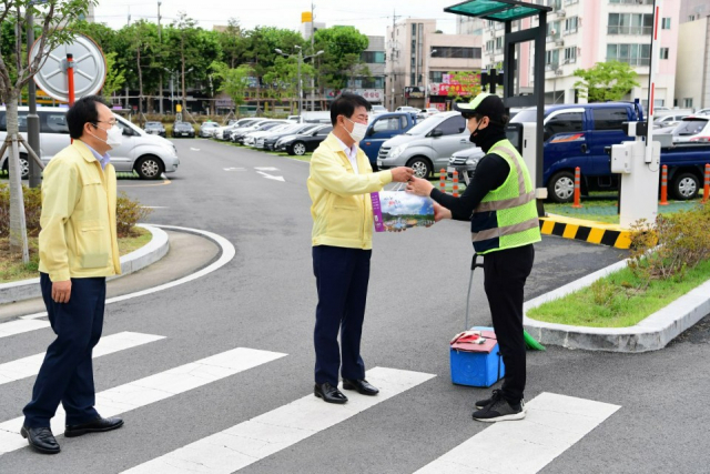 1일 배기철 동구청장이 환경미화 현장을 방문했다. 동구청 제공