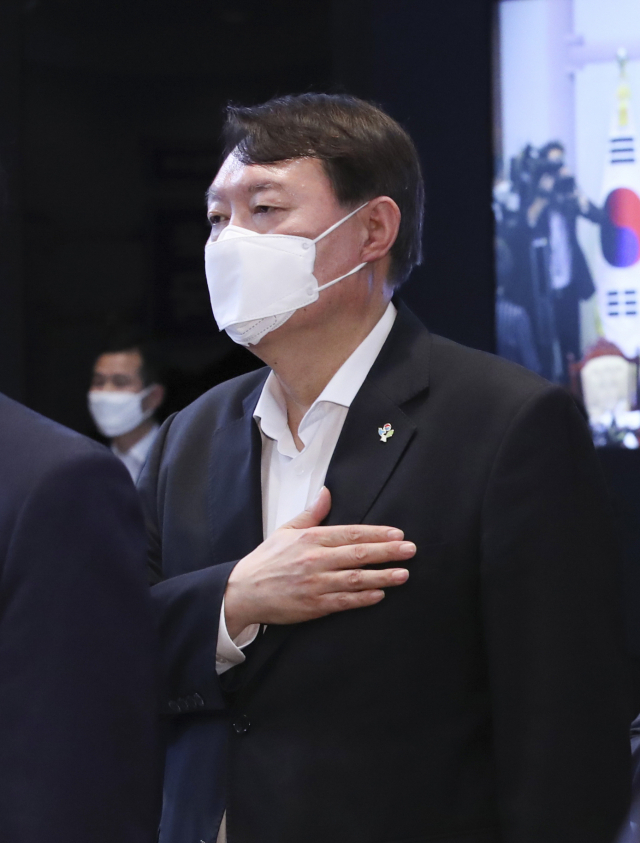 윤석열 검찰총장이 지난 6월 22일 청와대에서 열린 제6차 공정사회 반부패정책협의회에 참석, 국기에 경례하고 있다. 연합뉴스