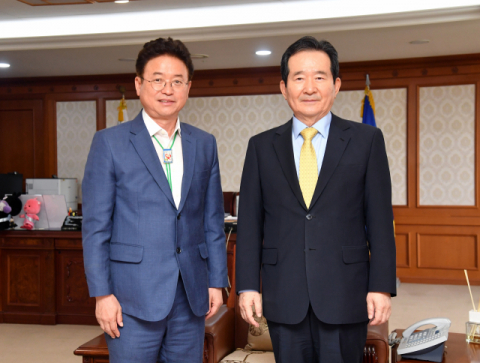 이철우 경북도지사가 1일 정세균 국무총리와 면담한 뒤 기념촬영하고 있다. 이 지사는 정 총리에게 통합신공항 건설사업에 대한 정부 차원의 관심을 요청했다. 경북도 제공