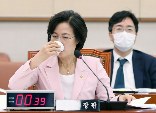 추미애 법무부 장관이 1일 오후 국회 법제사법위원회 전체회의에서 물을 마시고 있다. 연합뉴스