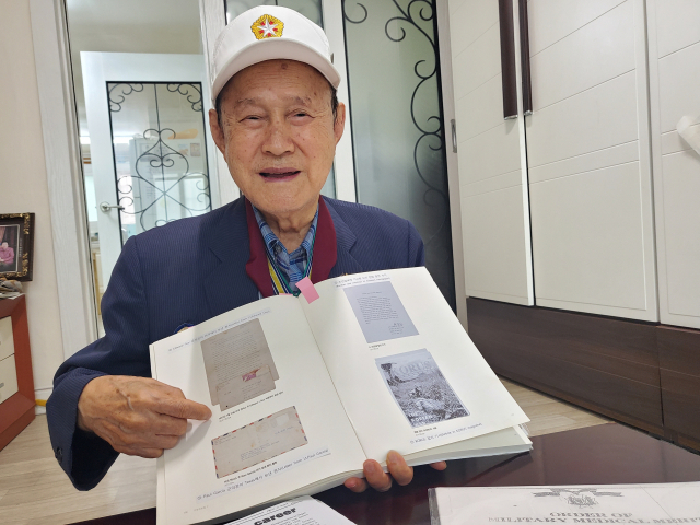 류영봉 씨가 함께 근무한 미군이 보내온 편지를 소개하고 있다. 본인제공.