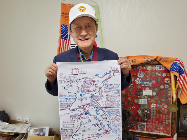 류영봉씨가 자신이 투입됐던 작전 지역을 지도로 그려 설명하고 있다. 본인제공.