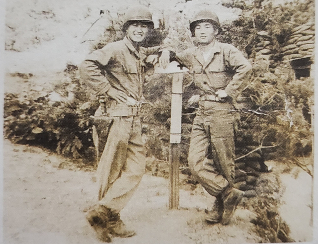 1952년 류영봉 씨와 서재용(오른쪽) 씨가 전장에서 찍은 사진. 본인제공.