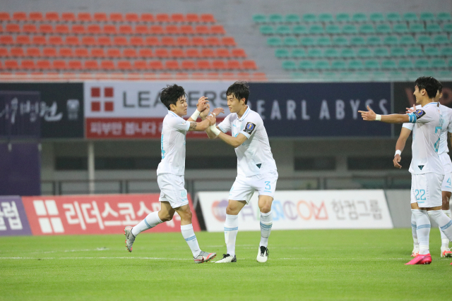 대구FC 김대원(왼쪽)이 1일 안양종합운동장에서 열린 FC안양과의 