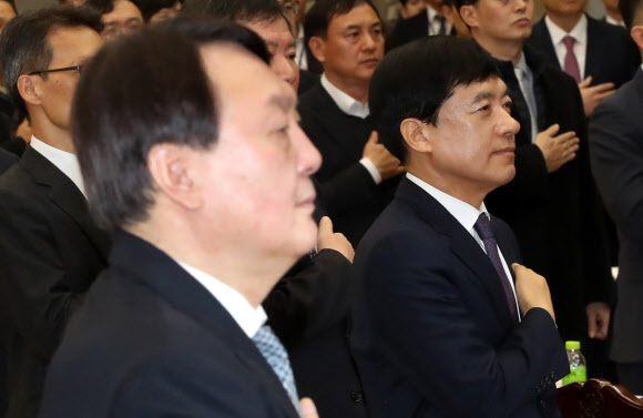 윤석열 검찰총장과 이성윤 서울중앙지검장(오른쪽)이 지난 2월 10일 서울 서초구 대검찰청에서 열린 전국 지검장 및 선거 담당 부장검사 회의에서 국기에 경례하고 있다. 연합뉴스