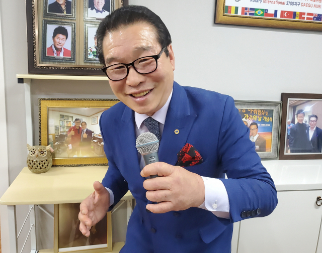 1일 김명진 대구시가수협회 초대 협회장이 협회 사무실에서 마이크를 잡고 노래를 부르고 있다. tong@imaeil.com