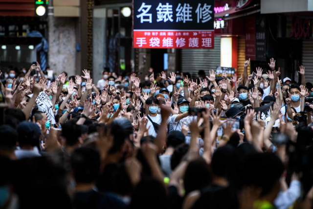 '홍콩 반환 23주년'인 지난해 7월 1일 홍콩 도심에서 시위대가 이날부터 시행된 홍콩 국가보안법(홍콩보안법) 철폐를 요구하며 시위를 벌이고 있다. 연합뉴스