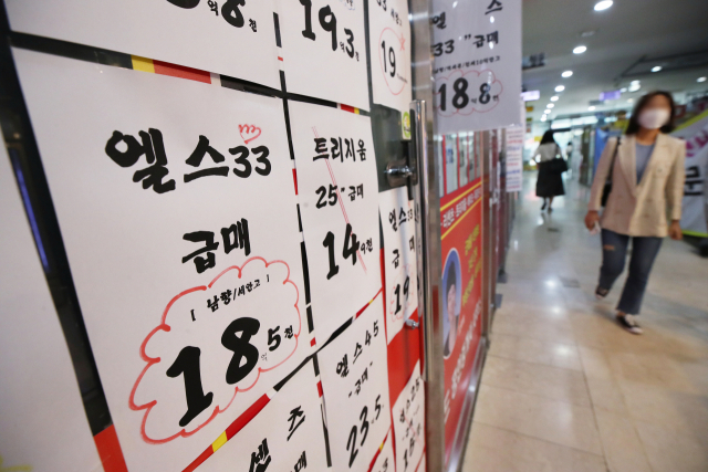 보유세 과세 기준일이 내달 1일로 임박하고 10년 이상 보유 주택에 대한 다주택자 양도소득세 중과 배제 종료가 내달 말로 다가오면서 서울 강남 아파트값 하락을 주도한 급매물이 대부분 소진됐다. 사진은 24일 서울의 부동산중개업소. 연합뉴스
