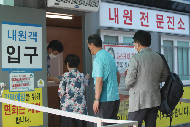 2일 오전 광주 동구 조선대학교병원에서 시민들이 병원 출입을 위해 외부에 설치된 문진소로 들어가고 있다. 조선대병원은 입원 중인 환자가 코로나19 확진 판정을 받자 해당 병동인 52병동을 임시 폐쇄했다. 연합뉴스