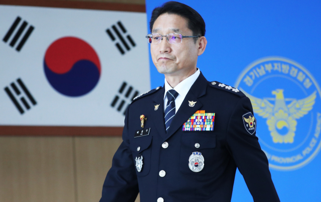 배용주 경기남부청장이 2일 오전 경기도 수원시 경기남부지방경찰청에서 이춘재 연쇄살인사건 수사 결과를 발표한 후 자리를 떠나고 있다. 연합뉴스