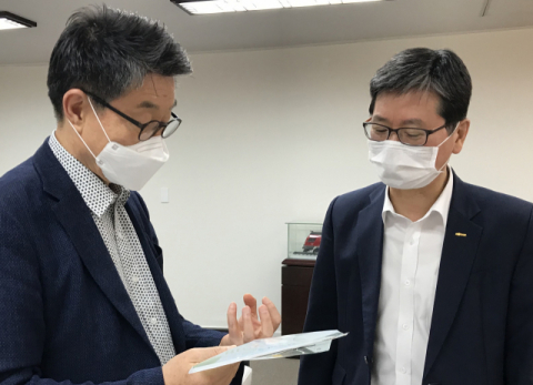 장욱현 영주시장(왼쪽)이 손병석 한국철도공사사장(오른쪽)을 만나 지역 현안 사업을 설명하고 있다. 영주시 제공