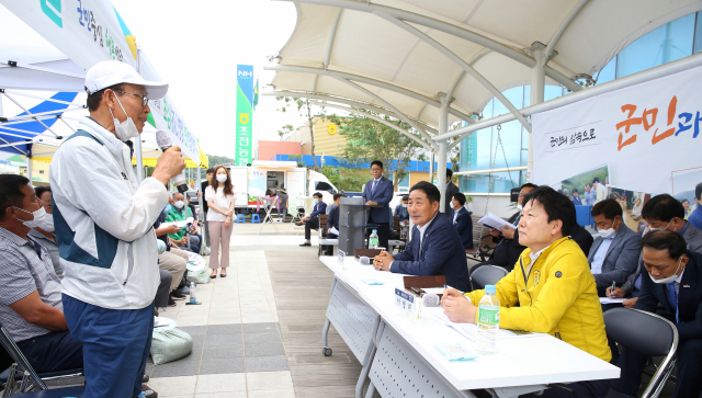 이병환 경북 성주군수가 1일 초전면 이동군수실에서 직접 군민 의견을 듣고 있다. 이 군수는 2년 전에도 취임식 없이 소성리와 태풍현장을 찾았고, 후반기 첫날도 현장에서 시작했다. 성주군 제공
