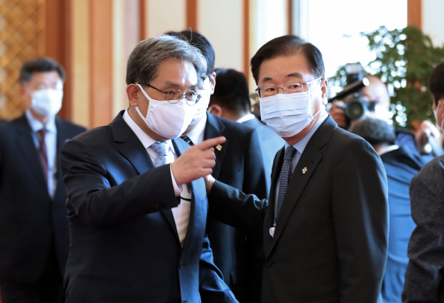 노영민 대통령 비서실장(왼쪽)과 정의용 청와대 국가안보실장이 16일 오후 청와대에서 열린 신임 대사 신임장 수여식을 마친 후 대화하고 있다. 연합뉴스