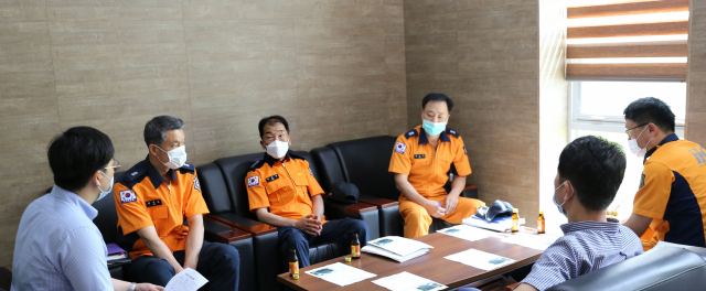 이광성 대구 수성소방서장(왼쪽에서 세번째)이 2일 가창삼성요양병원을 찾아 병원 관계자들과 면담을 하고 있다. 수성소방서 제공