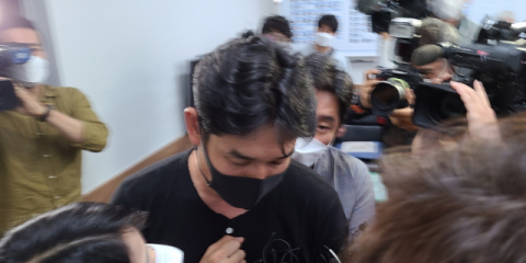 가혹행위 의혹을 받고 있는 경주시 트라이애슬론 팀 감독이 2일 경주시체육회 직장운동경기부 운영위원회장에 들어서고 있다. 김도훈 기자