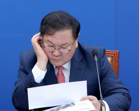 더불어민주당 김태년 원내대표가 2일 오전 서울 여의도 국회에서 열린 정책조정회의에서 자료를 살피고 있다. 연합뉴스