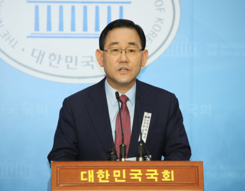 미래통합당 주호영 원내대표가 2일 국회 소통관 기자회견장에서 추미애 법무부 장관의 해임요구와 관련해 긴급 기자회견하고 있다. 연합뉴스