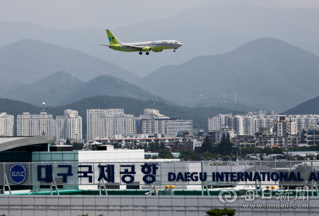 국방부 장관이 주관하는 통합신공항 이전부지 선정위원회를 하루 앞둔 2일 대구국제공항 활주로를 향해 여객기가 착륙을 하고 있다. 우태욱 기자 woo@imaeil.com