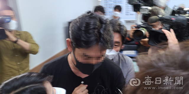 가혹행위 의혹을 받고 있는 경주시 트라이애슬론 팀 감독이 2일 경주시체육회 직장운동경기부 운영위원회장에 들어서고 있다. 김도훈 기자